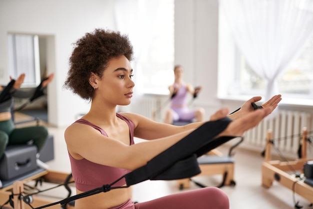 Trening pilates w domu – odkryj jego niesamowite korzyści